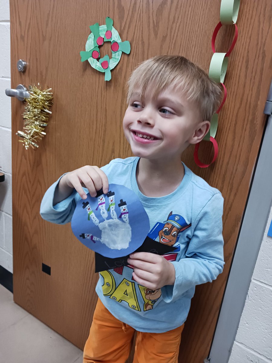 fmteducare's tweet photo. The Middles & Littles made handprint snow globes 🖐☃️💙 #TooCute #TisTheSeason #HolidayMagic
#ThanksMsBailey 💙 https://t.co/sY28X2xo3H