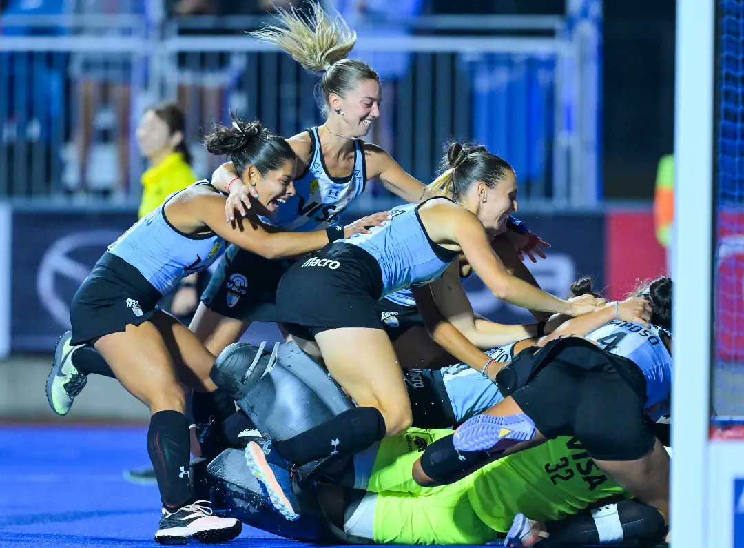 ArgFieldHockey's tweet photo. La galería📸 del triunfo de #LasLeoncitas 🇦🇷 frente a Bélgica que las metio en la finsl del Mundial Junior. 

ℹ️Próximo partido el domingo 10 de diciembre a las 19:15hs frente a Países Bajos por el título🏆. 

¡VAMOS ARGENTINA! 🤜🏻🇦🇷🤛🏻 https://t.co/L6AVhDn3d1