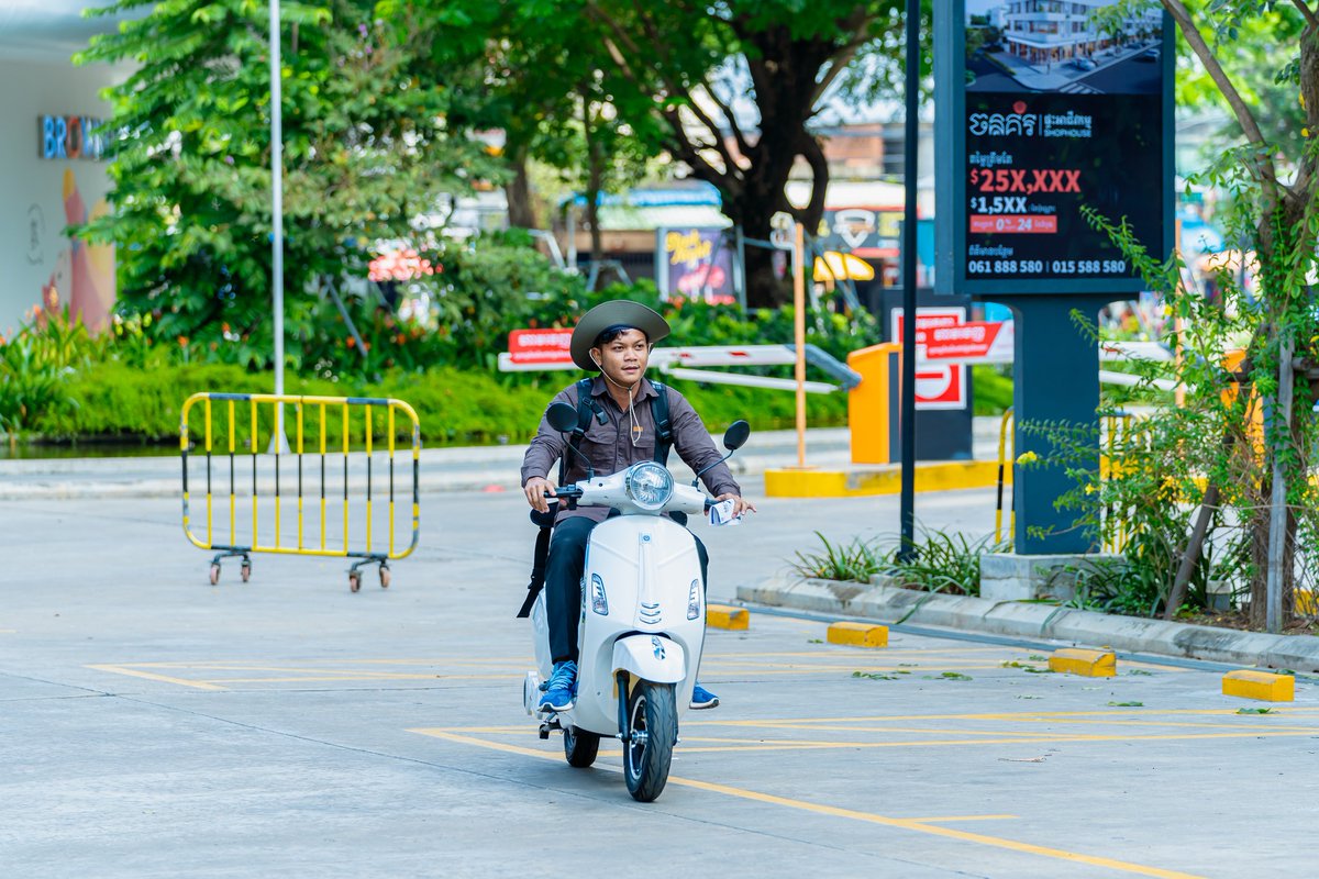 mvlchain's tweet image. ONiON Mobility’s recently launched X-Series electric bikes are turning heads and winning hearts across all ages and genders 🤩, set to revolutionize the mobility scene in Cambodia. Get ready to ride into the future with ONiON Mobility! 🛵 💥