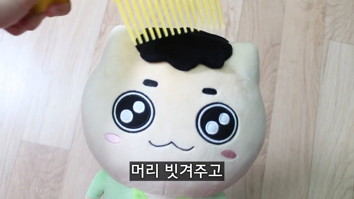 인형에 뽀뽀하고 안아주고 머리빗겨주는걸 영상으로찍는 2030남성