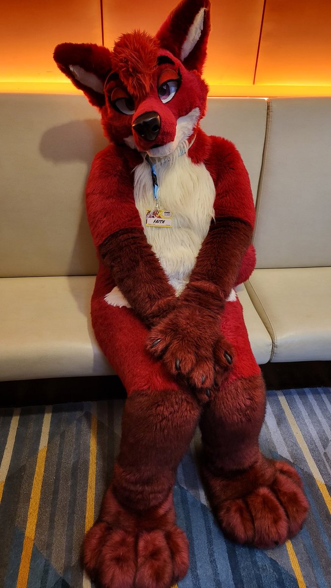 Happy #FursuitFriday 

This picture of <a href="/TiaanFaith/">Faith</a> might just be the best fursuit picture I've ever taken.