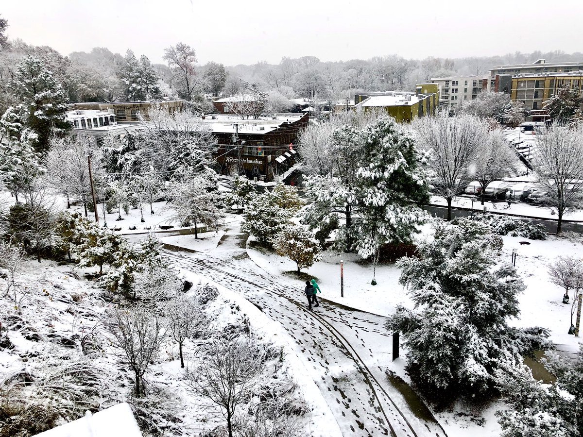 6 years ago tonight a rare early December heavy snow event was beginning across north Georgia. When all was said and done, upwards of a foot of snow had fallen in some areas! ☃️#gawx weather.gov/ffc/20171208_W…