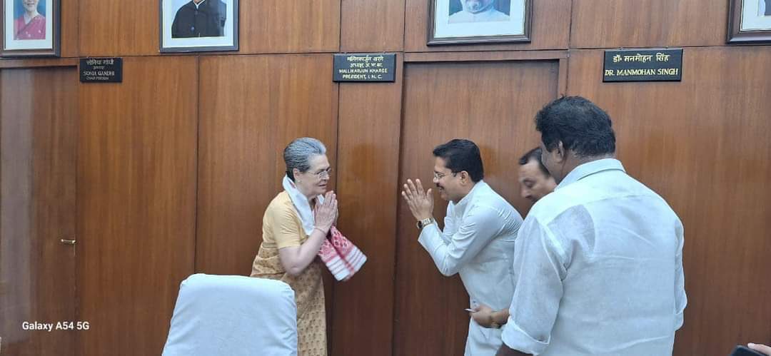 Heartiest warm wishes to former President of <a href="/INCIndia/">Congress</a> Smti. #SoniaGandhi ji on the occasion her birthday.

Your guidance, vision and efficient leadership is a source of great inspiration for all of us. I pray to God for your good health and long life.

Your courage,wisdom,