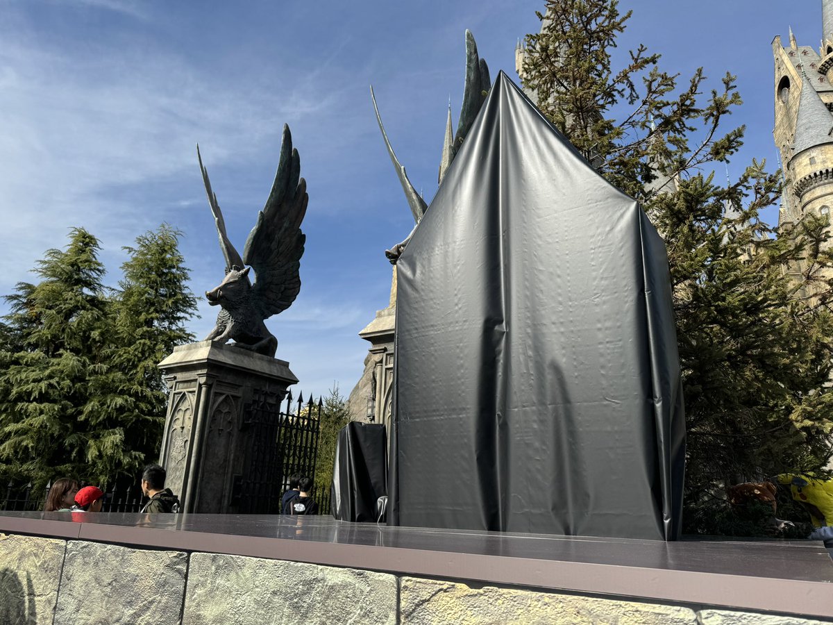 LCASTUDIOS_USJ's tweet photo. ホグワ��ツ城前の囲いに、新しく何かが設置されていました

新しい待ち時間の掲示板？

隣には小さいのもあります
#USJ_now #USJファン
#ハリーポッター https://t.co/hHrLyS6O5A