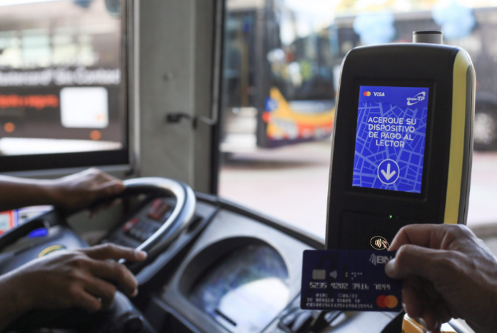 QPEV_'s tweet photo. #Economía Librepago: Implementan pagos electrónicos de transporte público y privado en el país https://t.co/EBiJPMSl7x Vía: @QPEV_ https://t.co/Zw401VcRap