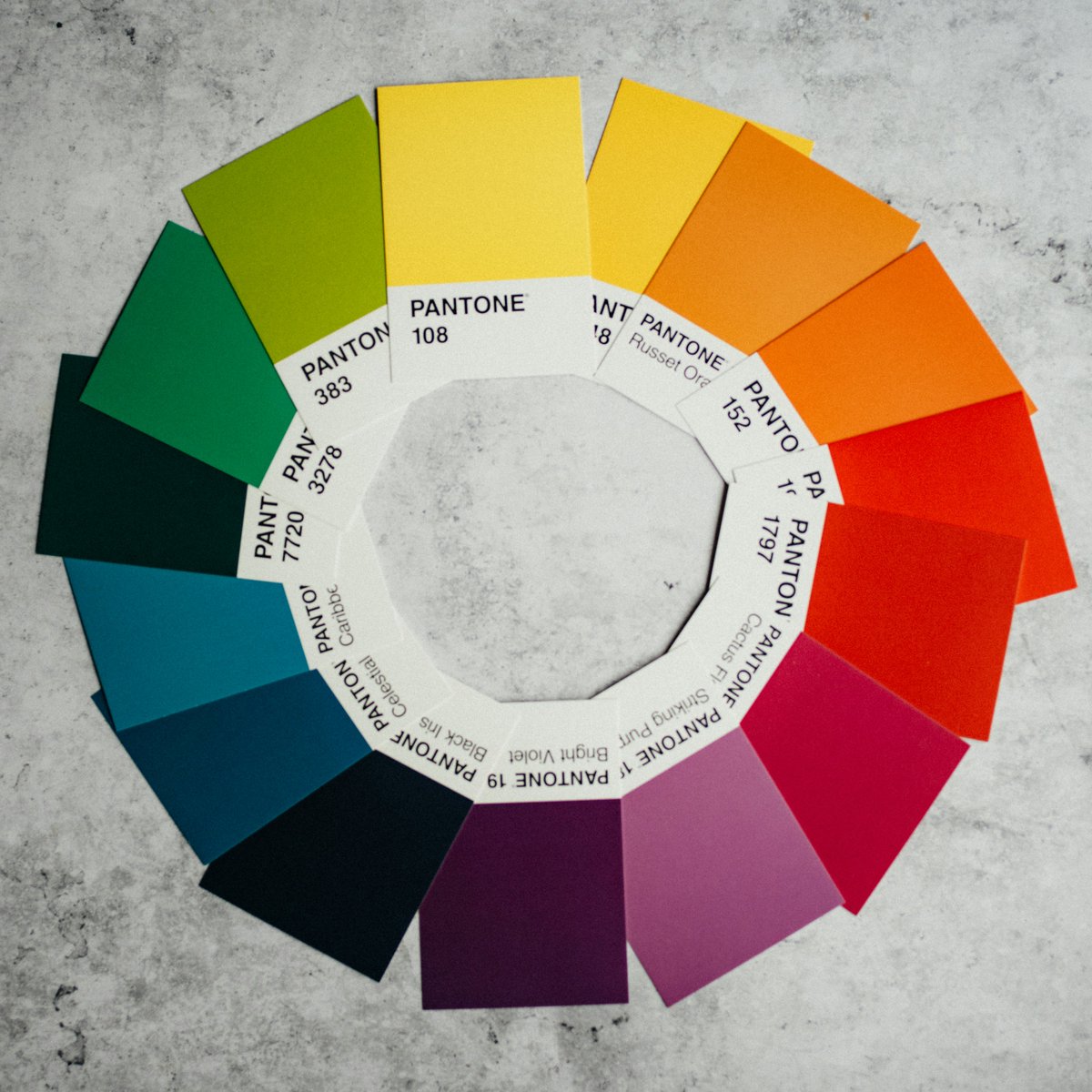 HossianMosharop's tweet image. Looking for great colour combos? See the colour wheel! 🌈Colours next to each other, like Blue-green look calm & cool; Opposite colours, like red-green are super eye-catching; Colours close on the wheel, such as orange-yellow, provide a smooth look.  #ColourFun #DesignBasics