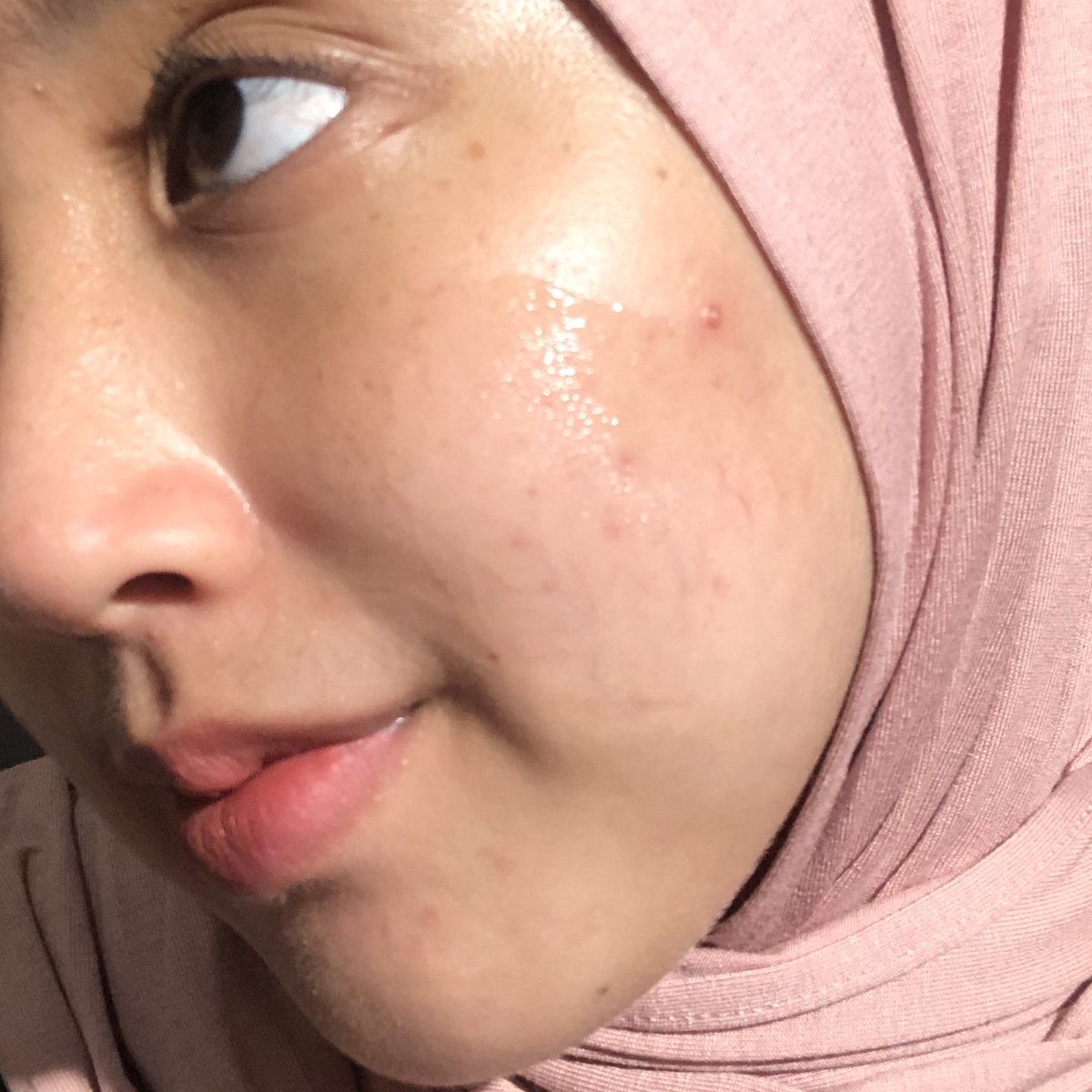 bobamilkytea's tweet photo. WOY ini sunscreen tapi transparan alias bening woyy jujur keren banget sampe terkaget sendiri pas pakenyaaa😫🫣
#racuninskincare https://t.co/O2QoQr2ODF