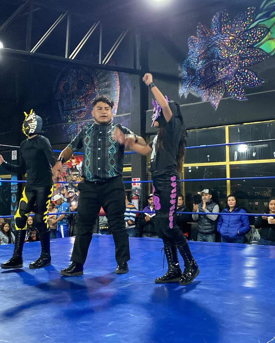 LaTijeraLucha's tweet photo. Arranca la magna función de #PromocionesLKase desde el #GymMicktlan, en lo que es una verdadera #PosadaBuchona con un enfrentamiento de exhibición entre dos infantes que mostraron conocimientos de principios básicos de lucha libre y un buen llaveo, donde la pequeña... https://t.co/SpGL5OTjae