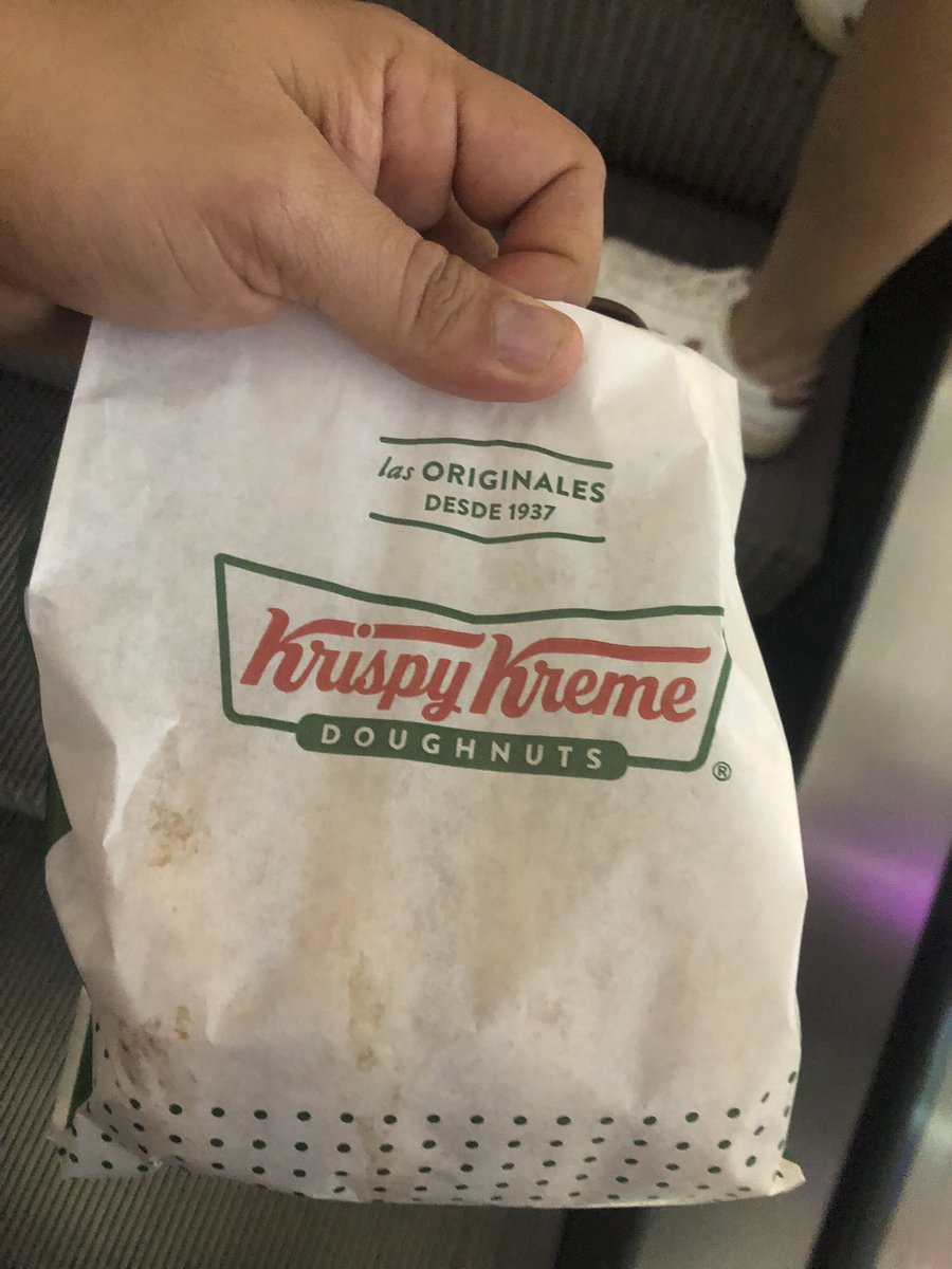 MaxwellTowers07's tweet photo. Unas donas #glaseadas @krispykrememx Xalapa puro comer aquí 😋🐽🐽🍩🍩 https://t.co/KyKRtoIxqX