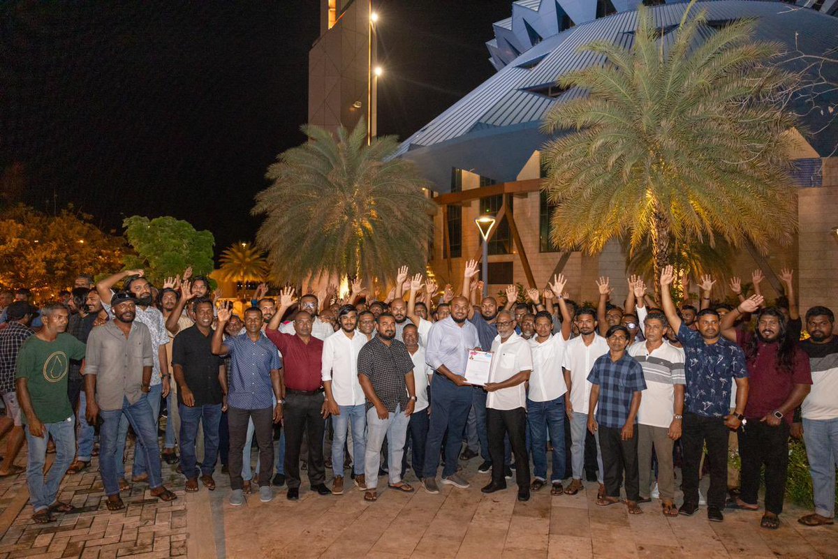 IbrahimShujaau's tweet photo. ﷽

ކުރިއަށްއޮތް ރައްޔިތުންގެ މަޖިލިސް އިންތިޚާބުގައި ޕްރޮގްރެސިވް ކޮންގްރެސް ކޯލިޝަންގެ ބާރަށު ދާއިރާގެ ޓިކެޓަށް ވާދަކުރުމަށް މިރޭ އަޅުގަނޑު ފޯމު  ޕާޓީ އޮފީހަށް ހުށައަޅައިފީމެވެ.
އަޅުގަނޑުގެ އިޚްލާސްތެރި އެދުމަކީ ޕާޓީގެ ލޮބުވެތި މެމްބަރުންގެ ތާޢީދު އަޅުގަނޑަށް ދެއްވުމެވެ.
08 ޑިސެމްބަރ 2023 (ހުކުރު)