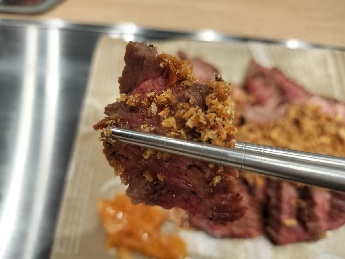 kawasakimeshib1's tweet photo. THE BIFTEKIで、ザクザクガーリックのビフテキセットを食べてみた🧄🐮🥩

鉄板の上に提供されている、ビフテキを食べてみましょう。やわらかな食感で、肉汁ジューシー！☺️🥰😍

赤身と脂身がいい感じに、融合しております。サクサクで香ばしいフライドガーリックとよく合っていて、美味しいビフテキでした😉😋😄

https://t.co/NWIVZY8oAX