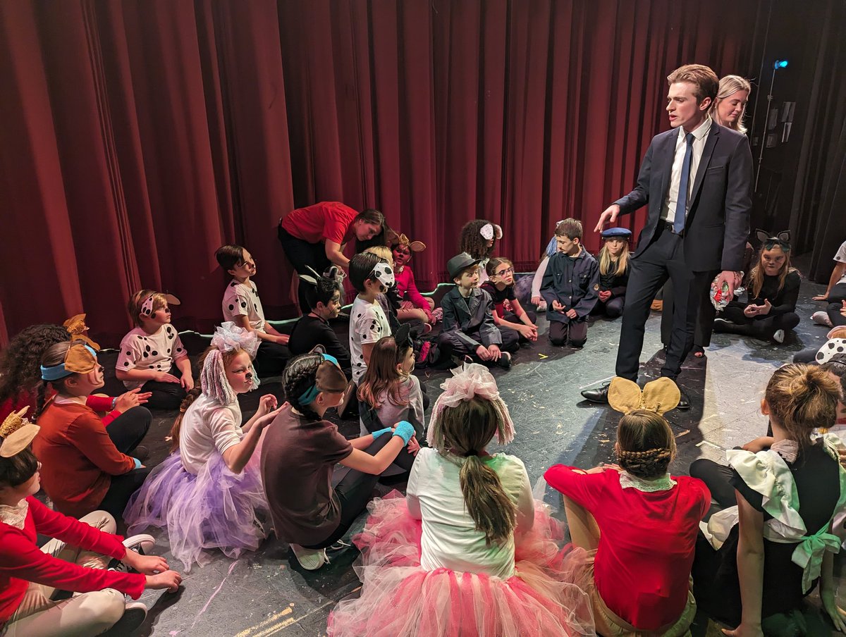 MrsBBArt's tweet photo. Opening night was a success and so much fun! #101dalmatianskids #BulldogBest https://t.co/u5dboJuE0B