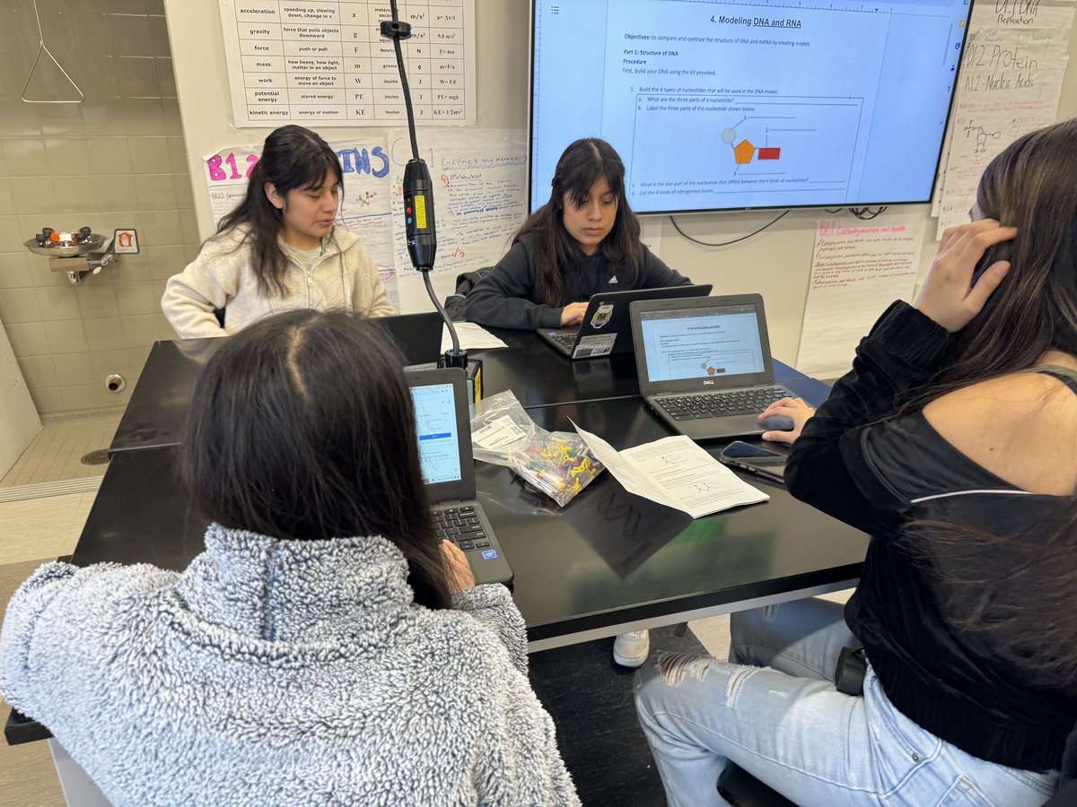 MrArsenie's tweet image. Modeling DNA and RNA molecules with my @CarlSchurzHS #ibbio students! Up next- replication, transcription and translation!