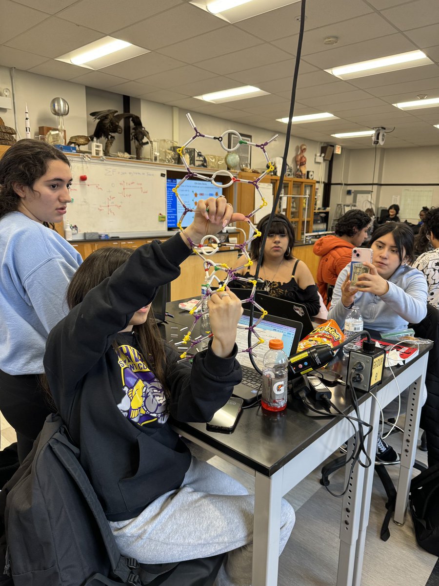 MrArsenie's tweet image. Modeling DNA and RNA molecules with my @CarlSchurzHS #ibbio students! Up next- replication, transcription and translation!