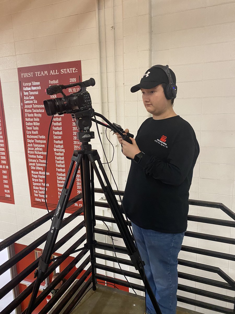 DrJSnodgrass's tweet photo. Fort student broadcasting doing amazing things tonight! Real world learning in practice! #fortproud https://t.co/bUQr4PyIBS