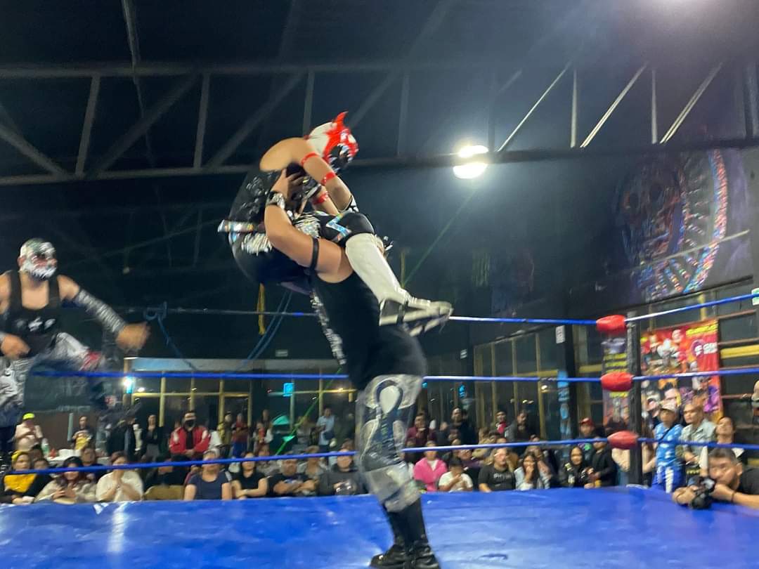 LaTijeraLucha's tweet photo. En tremenda batalla con #PromocionesLKase desde #GymMicktlan, la victoria es para los rudos que se hacen presentes, el puro #KlanMalandro con #Maleante,#Ovelius y #StarDream dan cuenta de #LeonGalactico,#Xhino y #WitheDragon que se entregaron para que salgan los primeros billetes https://t.co/8bItuV5ARX