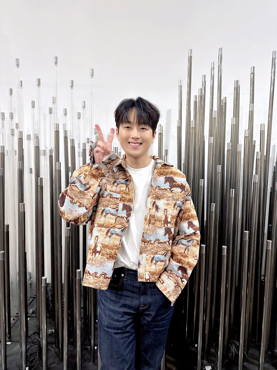 ChanWonOfficial's tweet photo. 📸 찬또그래퍼 📸

지난 주에 이어 방영되는
<불후의 명곡> 레전드 리메이크 특집🙌🏻

이번 토요일도
찬원과 함께해 주실거죠?😆

모두 오후 6시 10분
KBS2에서 만나요❣️

#이찬원 #LeeChanWon 
#불후의명곡 
#티엔엔터테인먼트 https://t.co/ut1GPImZLx