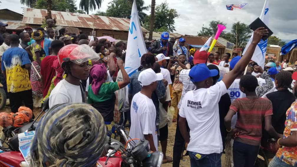 sifaalice2's tweet photo. A dix jours du scrutins.
Je remercie la population de LUGUSHWA, KITUTU, KAKEMENGE et celle de MWENGA, d'une manière générale, pour cette marque d'affectation et la confiance qu'elle continue à placer en nous.
Nous combattons pour la victoire de #MWENGA.
@ANCE_RDC https://t.co/JyHpdmtiUW
