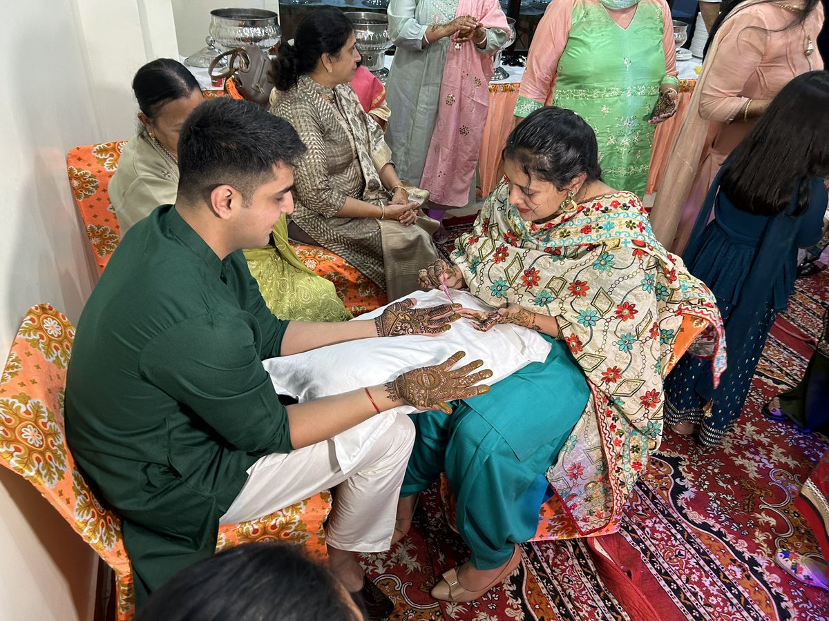 ishivanijindal's tweet photo. Mehndi is a symbol of 🎨art and 🥰beauty together.
🎉 #MehndiCelebration 🎉 https://t.co/vKgbQzUz6l