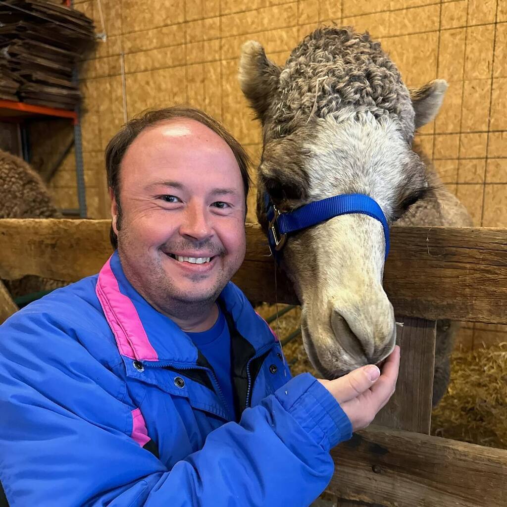 JonathanESmith's tweet photo. The #camels loved my #haircut and #livingnativity coat. #camelwhisperer https://t.co/unSkdBGdc6