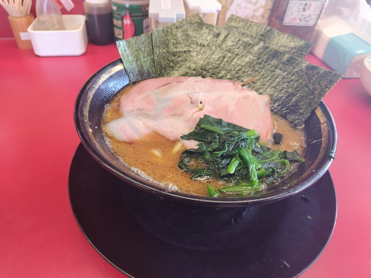 a93f58ff4877464's tweet photo. 用事で越谷まで来たから近くの王道家系列との丸家に初訪問。卓上にたくさん味変調味料あって面白い。ラーメンは薄めにしないとしょっぱかったなぁ。チャーシューは煮豚と違い噛むと肉の味がしっかりしていて美味しい。　#家系ラーメン　#との丸家 https://t.co/sK35DFy1l4