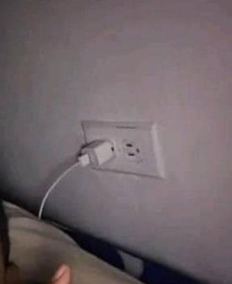 T AMO ENCHUFE Q ESTÁ AL LADO DE MI CAMA