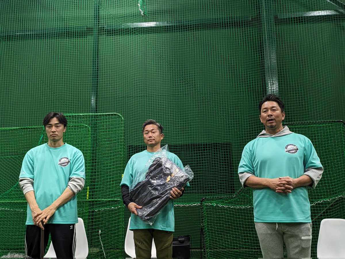 tantan020304's tweet photo. DREAMBRIDGEで支援の対象となった球児が来場されていて、和やかな雰囲気の中、授与式が行われました。
石川さんが持っているのが道具のお一つでバッグですね。経済的な理由で野球を諦める球児が一人でも減るように私も出来ることから支援を続けたいなと思います。
#BLF
#DREAMBRIDGE
@BLF_baseball https://t.co/eGQuhYqVm3