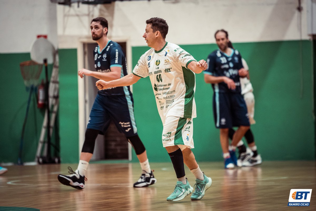 BasquetTotal's tweet photo. #LUBxBT | HAY COSAS QUE NUNCA CAMBIAN

Con Fernando Martínez en un nivel superlativo, Urupan venció a Malvín en cifras de 79 - 61 y se reencontró con la victoria tras cuatro juegos.

📝 @toti_moreno1 
📸 @ramirocicao 

👉https://t.co/fC1zNI7KSg https://t.co/VWdoXUOpdt