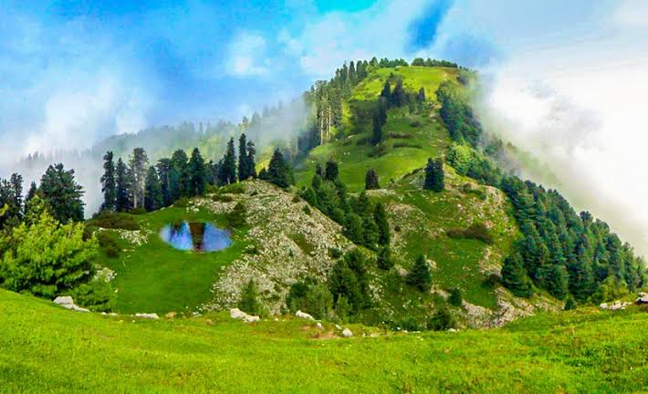 Off to Mushkpuri top today with team @discretelogix. Approx 2 hours hike. ⛰️🌳🌲🧗