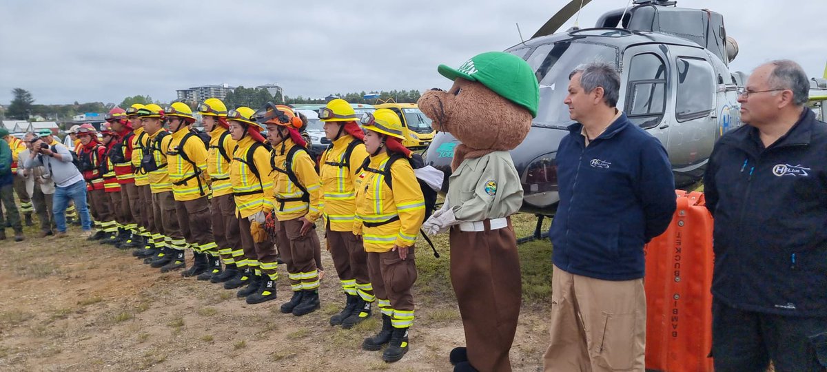ComandanteCBPM's tweet photo. Junto a distintas autoridades y brigadistas de @conaf_minagri, Delegada Presidencial Regional @Giovimoreira, anunció presupuesto histórico de $1.900 millones, en el marco del Plan de Protección contra Incendios Forestales para la Temporada 2023-2024 para la Región de Los Lagos. https://t.co/y0dcsoTisv
