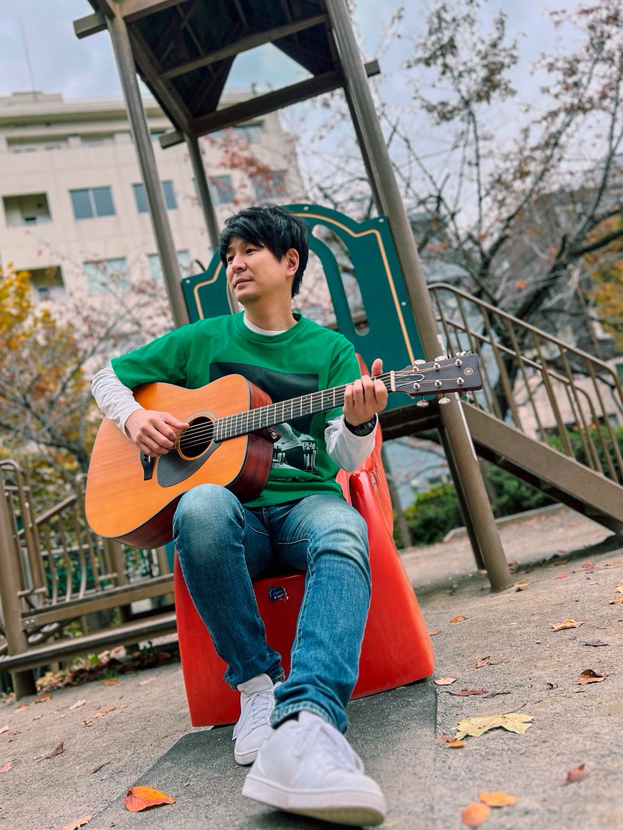 KamaeYasunori's tweet image. 僕が初めて弾いたギターは父のおさがりのヤマハFGFSシリーズ。そして時は経ち現在の相棒は #FGX5 と #FSX5 しっくりくるのは初めて手にしたギターの後継機種だからかな。そんな愛機 YAMAHA FGX5 と一緒に思い出の場所で。
#ヤマハFGFSフォトコンテスト