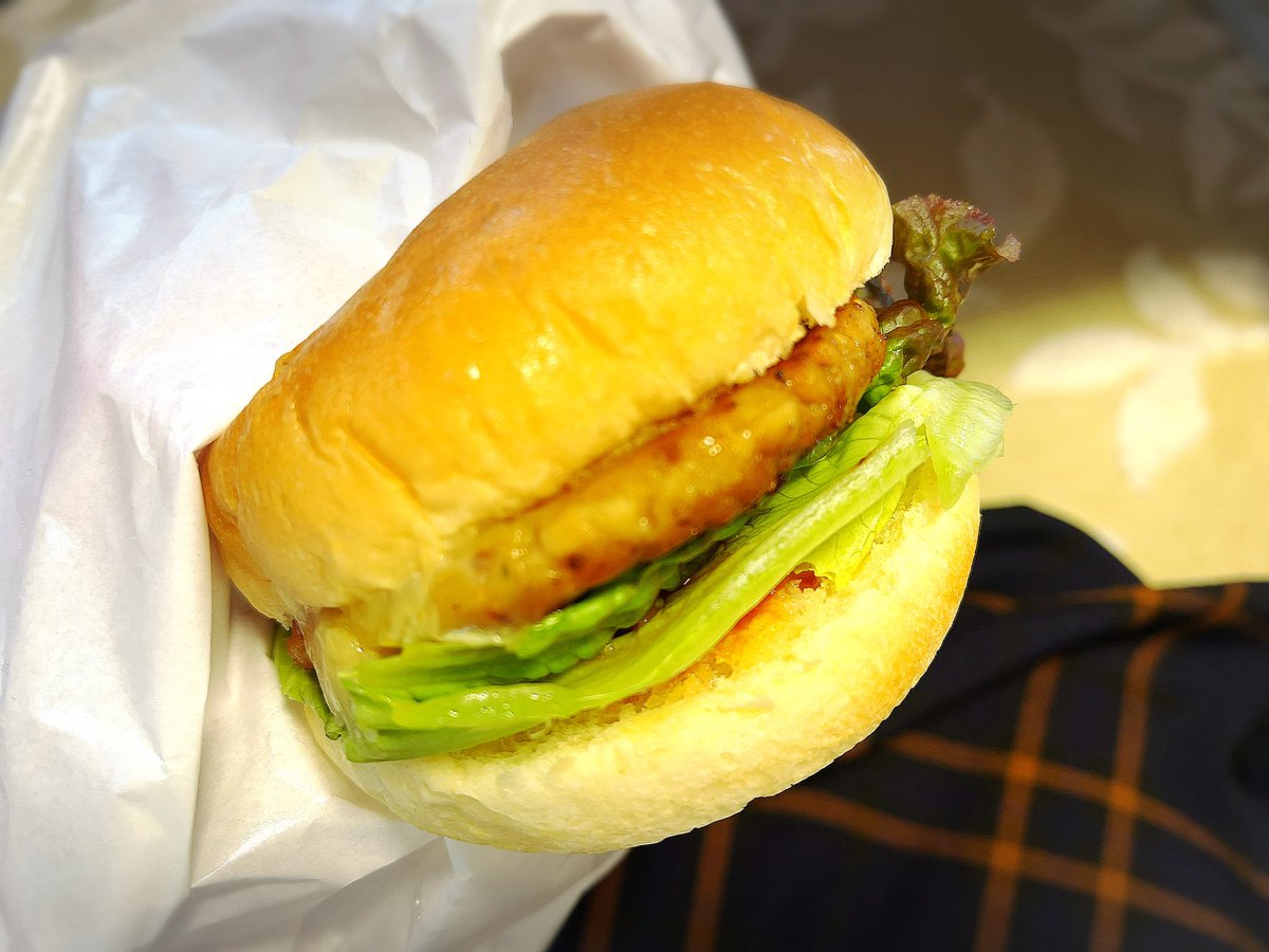 kanonryui's tweet photo. 今日はチーズバーガーにしました🍔
姉にはチキンオーバーライス(ハーフ)
姪っ子にはポークオーバーライス(ハーフ)
みんなに食べてほしい😊
#cloud19 https://t.co/lllkeZSXN3