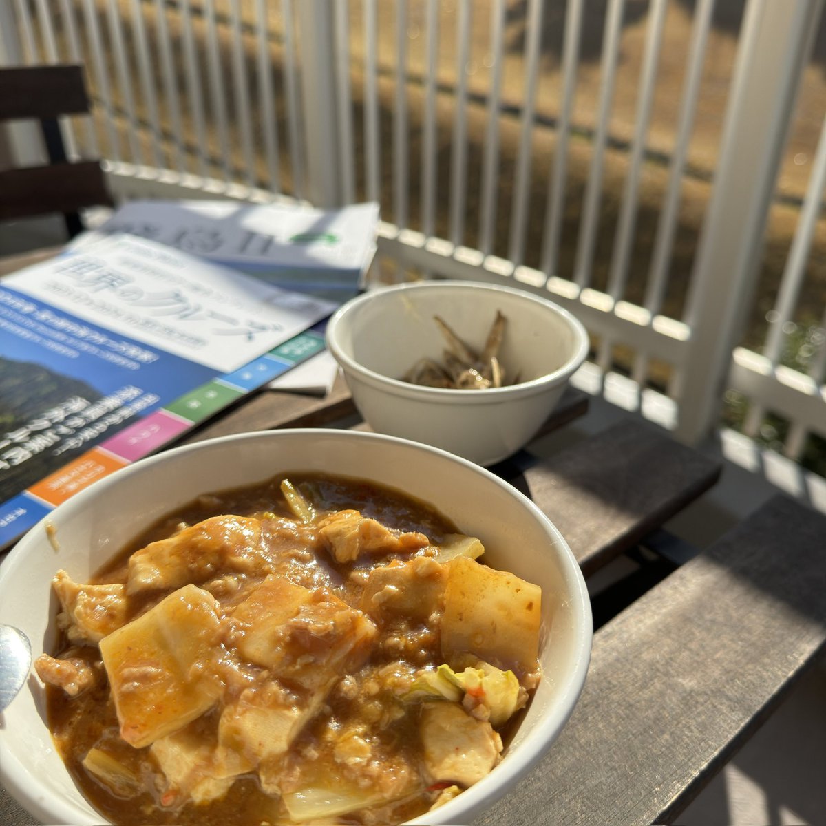 keshikaran0909's tweet photo. ベランダランチなう…
ホットクックで作った麻婆白菜とごぼうサラダ…
#ベランダランチ #陽だまり #気温18度 #むしろ暑い #冬やで #ホットクック #麻婆豆腐 #麻婆白菜 #IKEA #tarno #ikeatarno #runnen #ikearunnen https://t.co/vOID2AAY3u