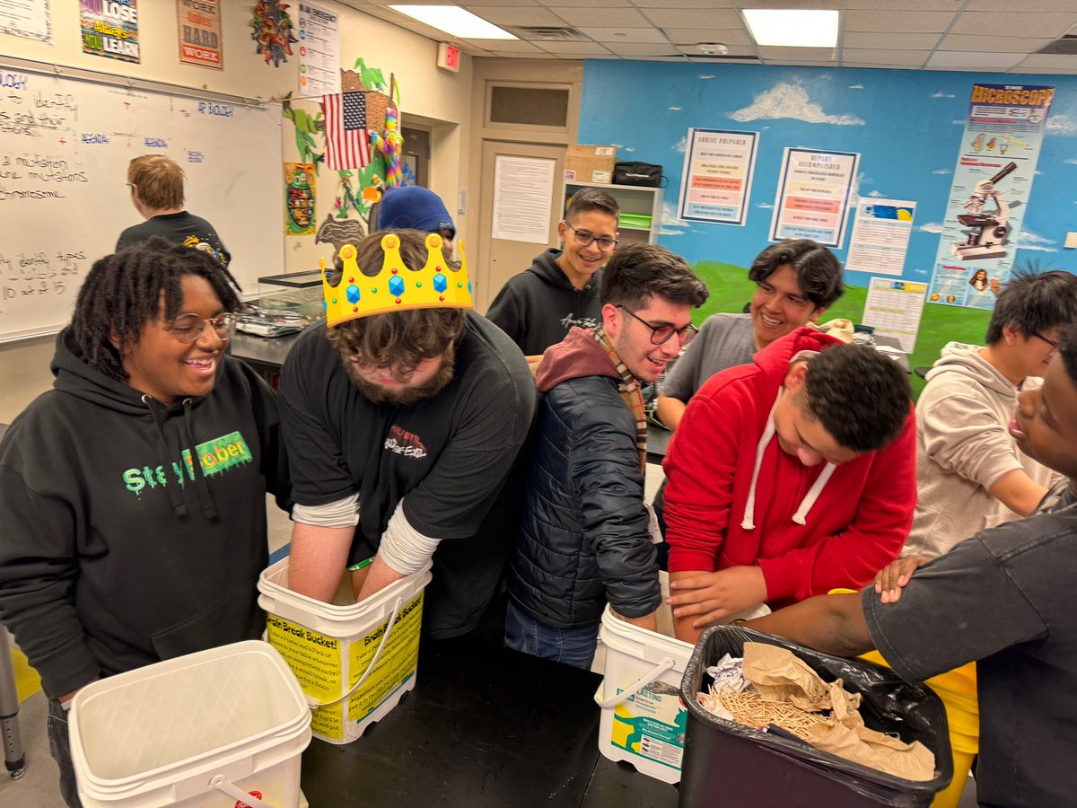 ScienceJones00's tweet photo. Did an enzyme lab this week. The last part of the lab had students put their hand in🧊water for 1 minute. After we finished graphing our data some students wanted to 👀who could keep their hand in the 🧊water the longest. Michael won Round 1 and Bryan won Round 2 🤣 https://t.co/uiW7MWXKdE