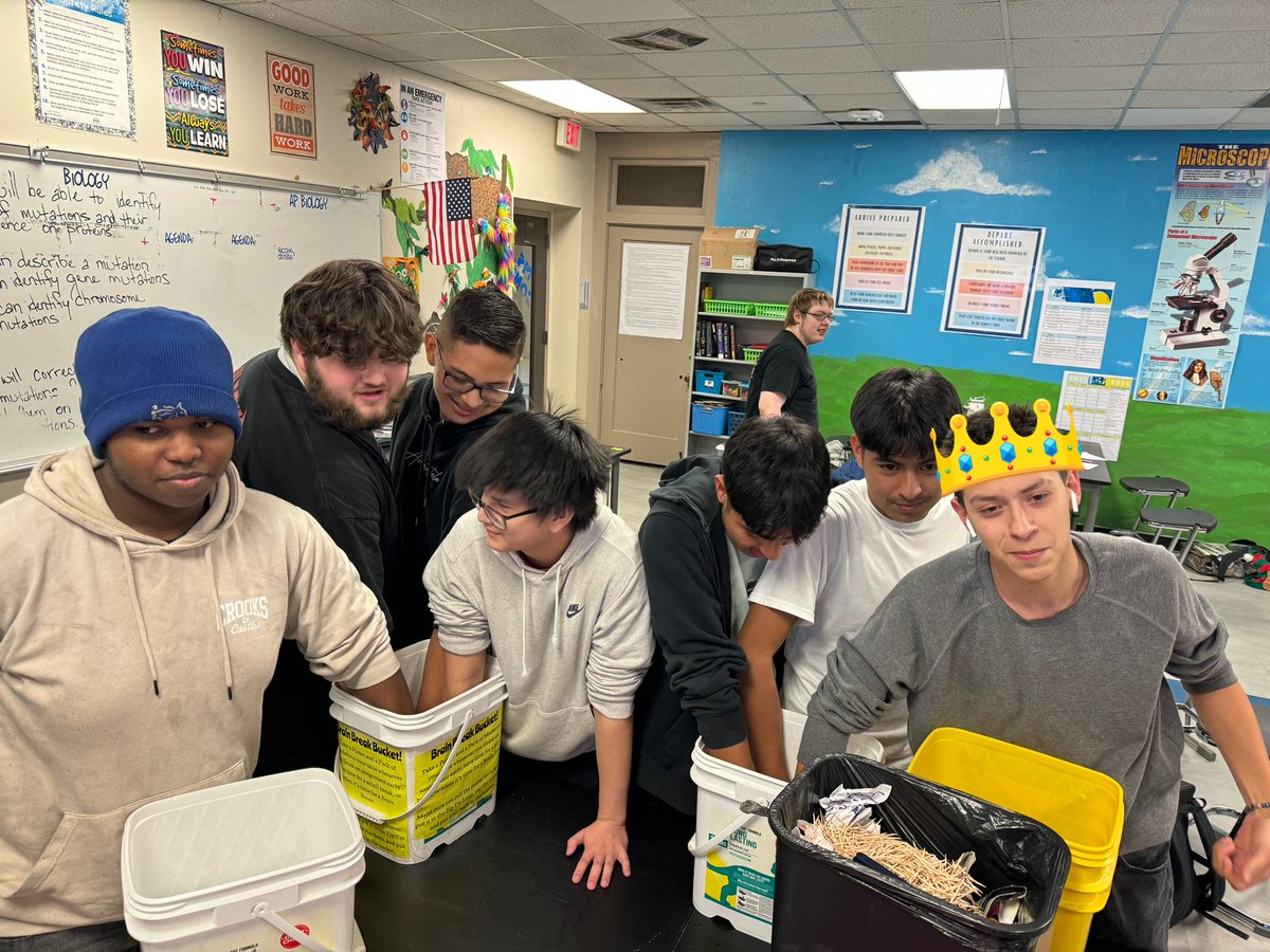 ScienceJones00's tweet photo. Did an enzyme lab this week. The last part of the lab had students put their hand in🧊water for 1 minute. After we finished graphing our data some students wanted to 👀who could keep their hand in the 🧊water the longest. Michael won Round 1 and Bryan won Round 2 🤣 https://t.co/uiW7MWXKdE