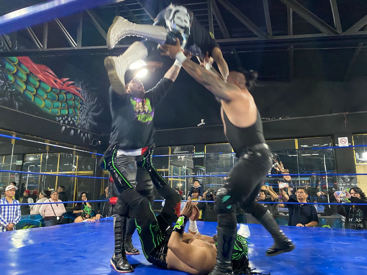 LaTijeraLucha's tweet photo. En una batalla de locura, #LaPandemia y #LosNegociantes empatan, después de un faul y despojarse la máscara, ambas tercias son descalificadas por el referí #Frodo, nada para nadie esta noche en #GymMicktlan,en la #PosadaBuchona ... https://t.co/L0xfjrPlhe