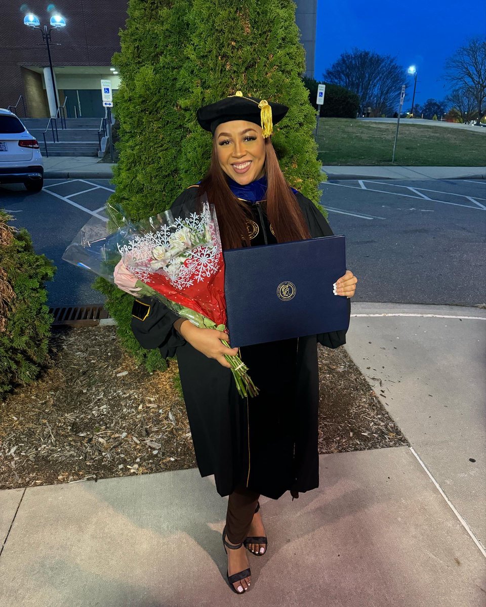 Majorly_T's tweet photo. I present to you,
Dr. Tyler Clark 🎉🤞🏽 https://t.co/Yd62j1q486