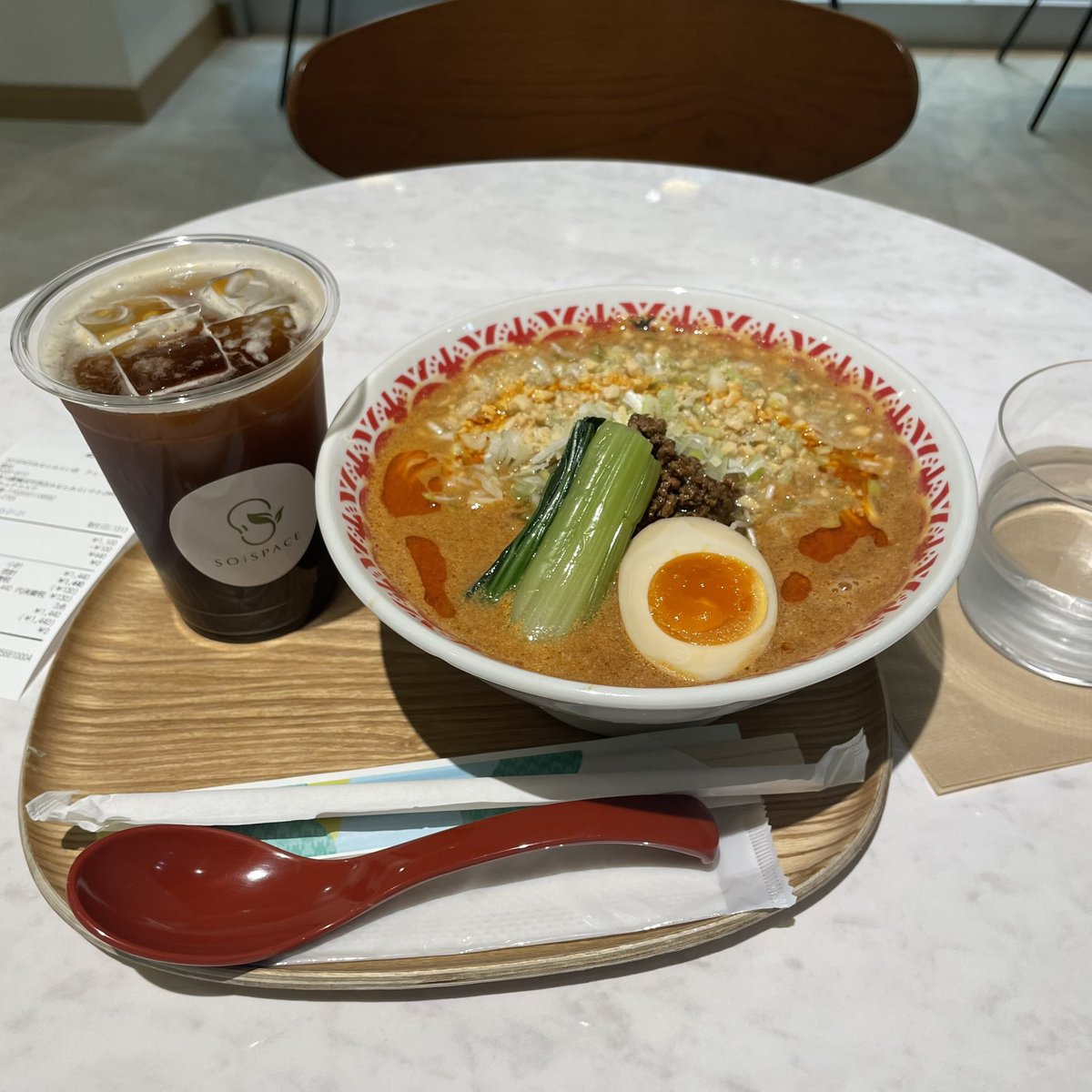 smilyyoshio's tweet photo. 2023.12.9  『WANDER-LAND NEO「FANDS」MEETING 2023』KT Zepp Yokohama,
やっとグッズ買えたので、お昼ご飯。
SOiSPACE でとまと坦々めん、アイスコーヒー。
イイ感じの辛さで美味しい😋

＃ WANDS
＃KT Zepp Yokohama
＃SOiSPACE https://t.co/2HKmfQXmsK