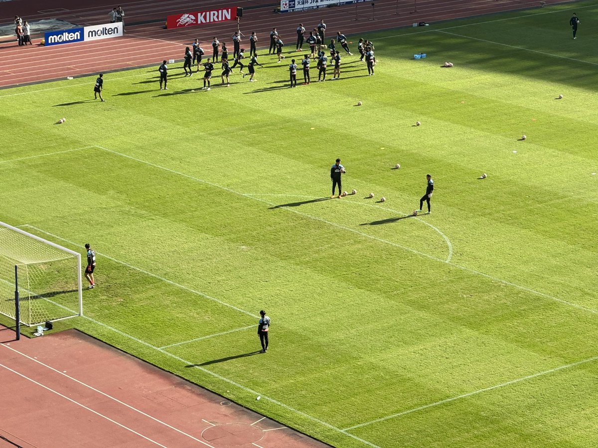 piececase's tweet image. 芝は相変わらずな様子。
マルちゃんいないのキツイなぁ。
#天皇杯決勝 #川崎フロンターレ