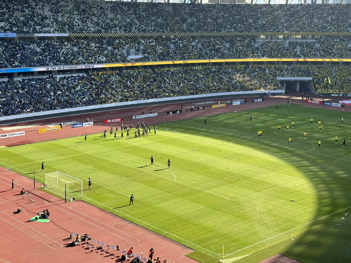 piececase's tweet image. 芝は相変わらずな様子。
マルちゃんいないのキツイなぁ。
#天皇杯決勝 #川崎フロンターレ