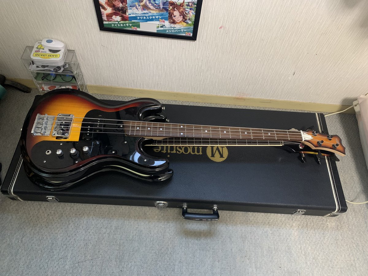 アリアのモズライトコピーと並べてみた。 やっぱりボディが全然違う。