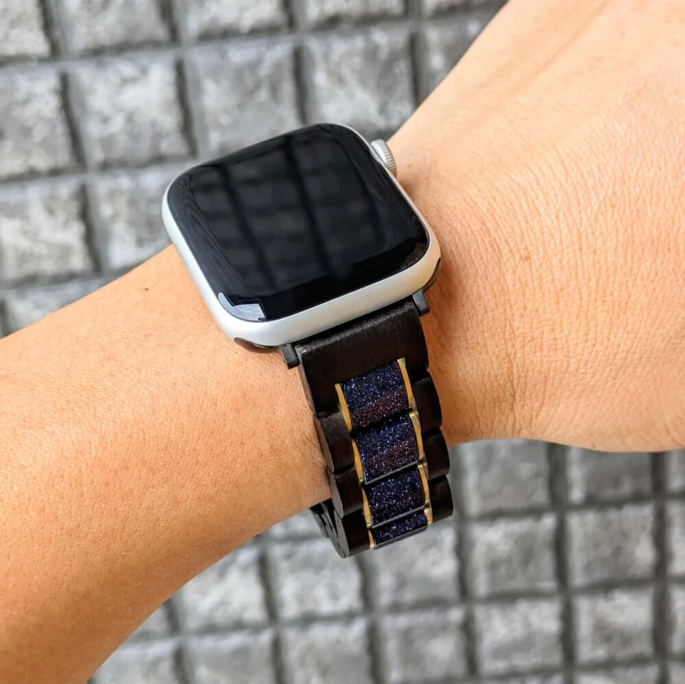 mokutopia_web's tweet photo. 【NEW】
#ブルーサンドストーン と #エボニーウッド の #アップルウォッチバンド のご紹介です。
#AppleWatch 専用バンドを独自の技術によって天然木で製作することが出来ました。
#天然木 ならではの温もりある #木製バンド です。
https://t.co/YwXyjuUb8Z
#mokutopia #モクトピア #木製 https://t.co/ti12BpM93L