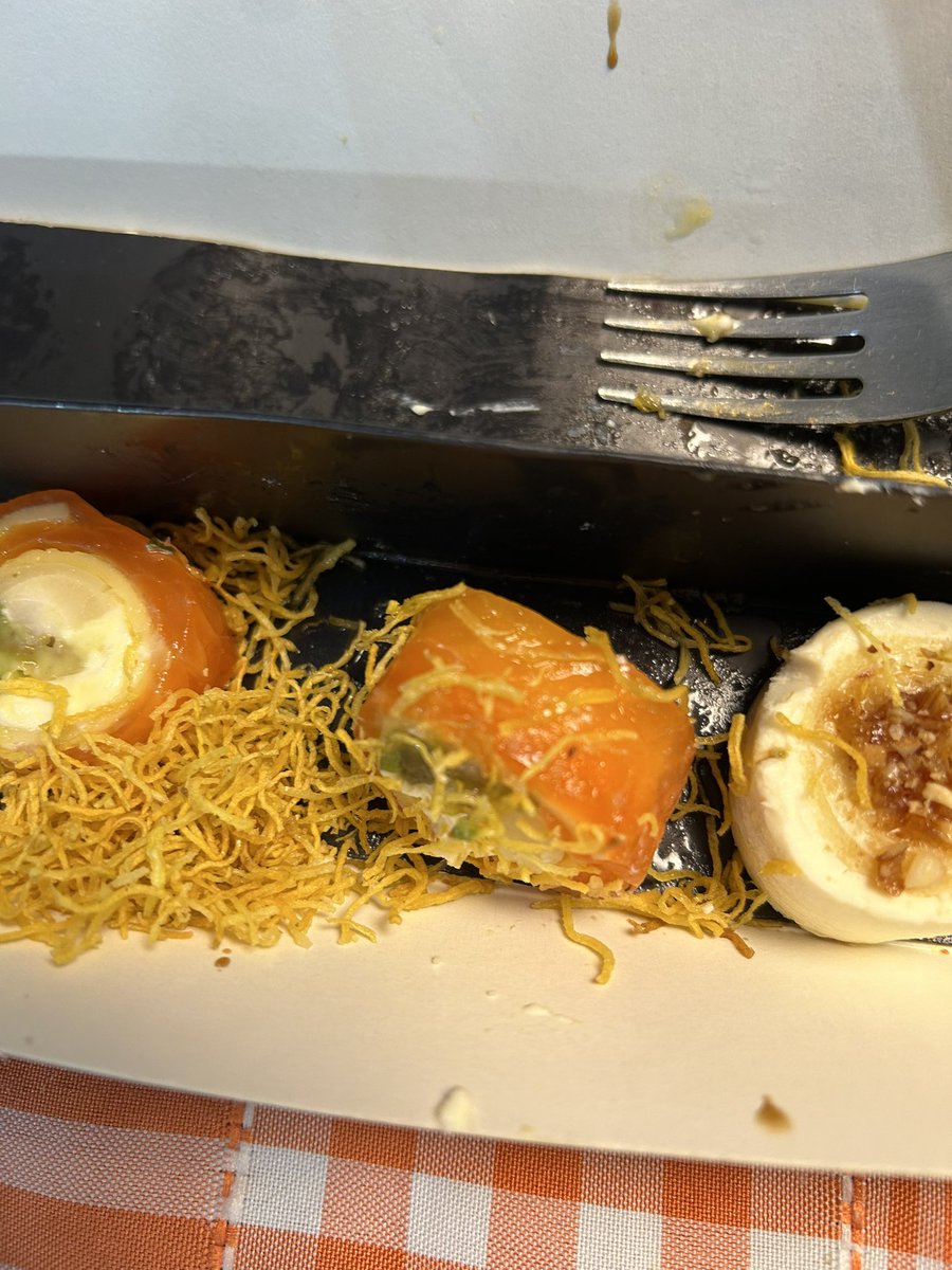 SoleGonzalezJ's tweet photo. Creo q no es normal el color de este salmón no??? Y abajo la plata pasada. @SushiClub_ar Le envié mensaje a la sucursal y no tuve respuesta https://t.co/ua5H6DzTiP