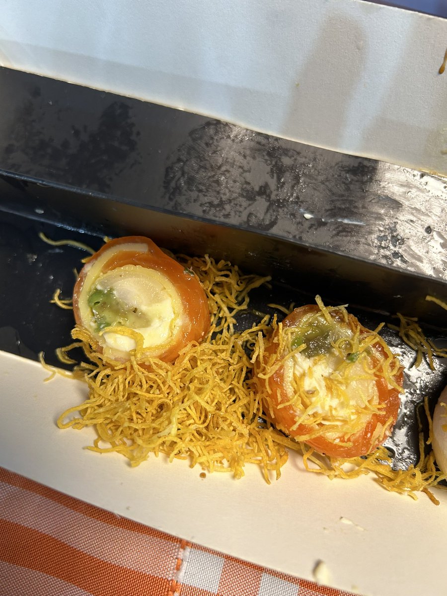 SoleGonzalezJ's tweet photo. Creo q no es normal el color de este salmón no??? Y abajo la plata pasada. @SushiClub_ar Le envié mensaje a la sucursal y no tuve respuesta https://t.co/ua5H6DzTiP