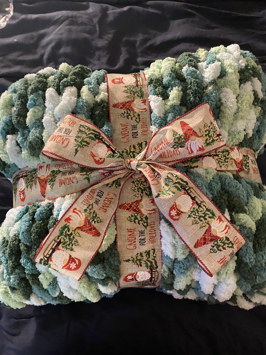 And she’s ready to go to a good home! 🥰🥰 #chunkyblanket #handmade