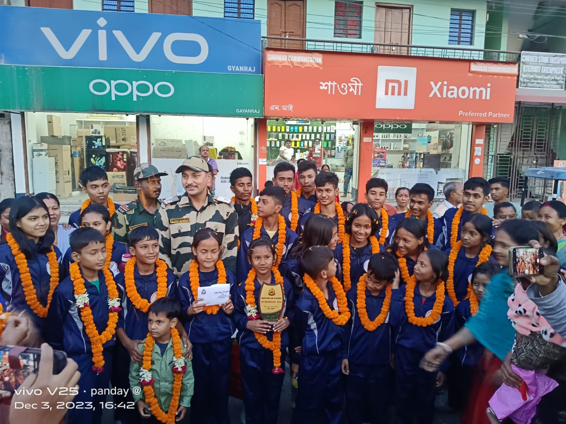 BSFNBFTR's tweet photo. The children received a heartfelt welcome from the local border population in Bhotbari. Garlands, bands, and smiles marked their return home, reinforcing the bond between BSF and the border communities.
@BSFNBFTR
#CommunityWelcomes
#BSFSupport
#UnityInDiversity https://t.co/0BPEbWqLMq