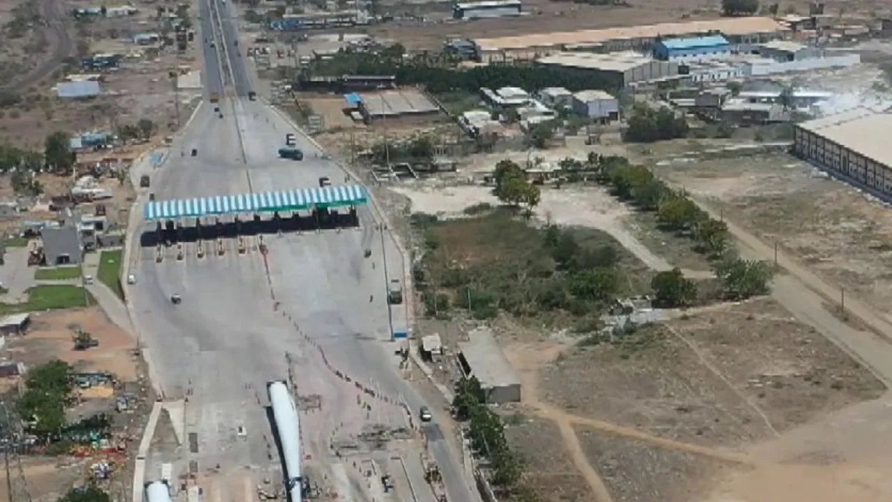 Indian Tech & Infra on X: "🚨 A fake toll plaza was constructed on Gujarat's Bamanbore - Kutch highway and had been cheating commuters for 1.5 years by offering 50% of regular