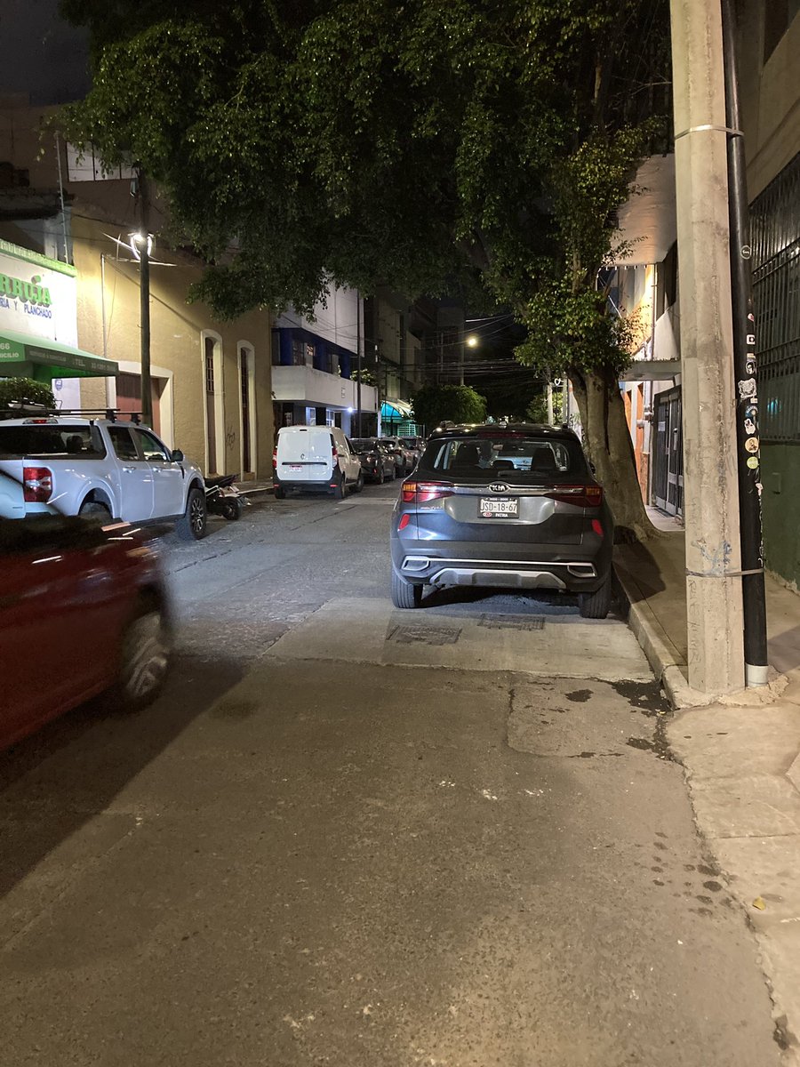 pneumus's tweet photo. @JaliscoVial Hola, en calle Morelos y robles gil está toda la cuadra llena de vehículos estacionados del lado derecho, donde está prohibido. Además de ser un peligro para la circulación Obstruyen cocheras y casas. Hay varios cobrando por “cuidar” y sino te ponchan, además de dejar basura. https://t.co/rzj1iQBYuY