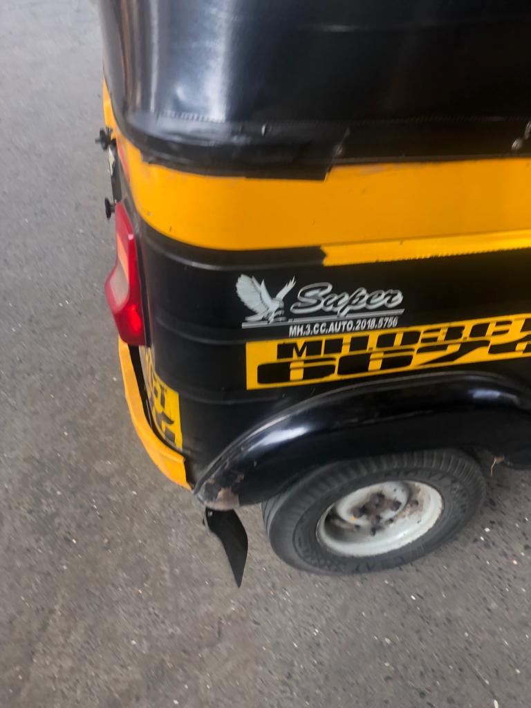 Komalrawol's tweet photo. Hit and run by rickshaw no MH03 C 6674. The driver is drunk and he ran away hiting Jogeshwari (ramwadi). Anybody knows this rick. Please contct us @ShankarRane18 @MumbaiPolice @mumbaitraffic @MTPHereToHelp https://t.co/4giiBKdz3u