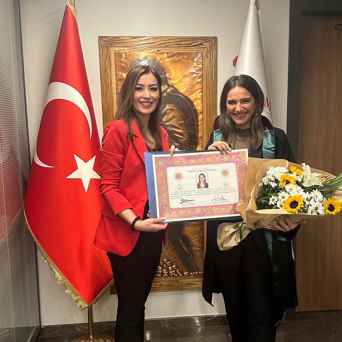av_didem's tweet photo. Güzel başarılı stajyerim, Cumhuriyetimizin 100.Yılında İstanbul Barosunun ilk kadın başkanı @AvFilizSarac elinden ruhsatını aldı.Bu onurlu mesleği icra etmek üzere cübbesini giydirirken,İstanbul Barosu üyeliğinn sorumluluğunu en güzel şekilde taşıyacağındn hiç şüphe duymadım.❤️🙏 https://t.co/5RS3BUKNzx